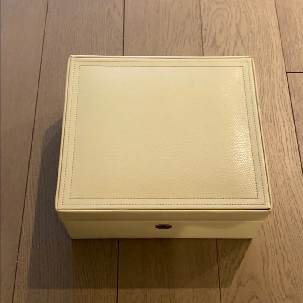 Jewelry box